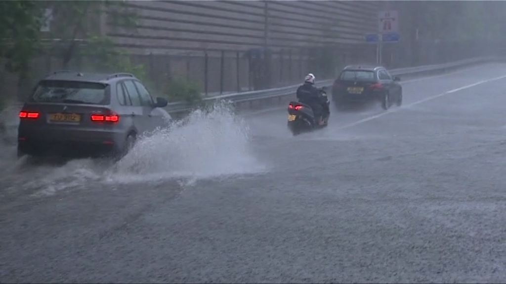 天文台發出紅色暴雨警告信號