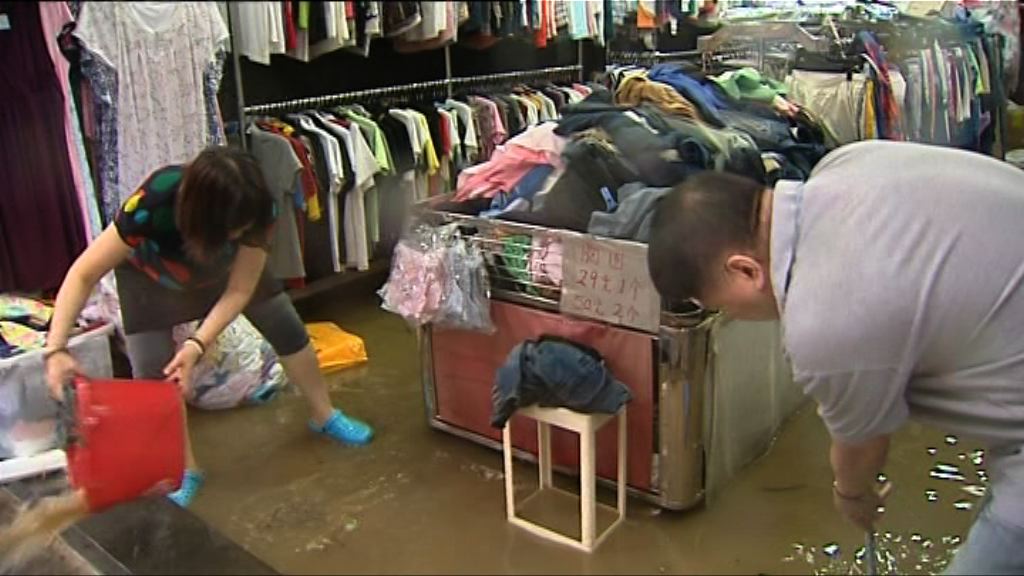 暴雨警告下多區水浸　交通嚴重受阻