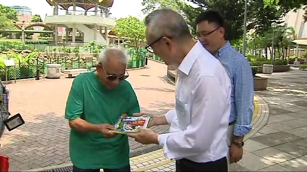 食衞局副局長到訪天水圍視察滅蚊