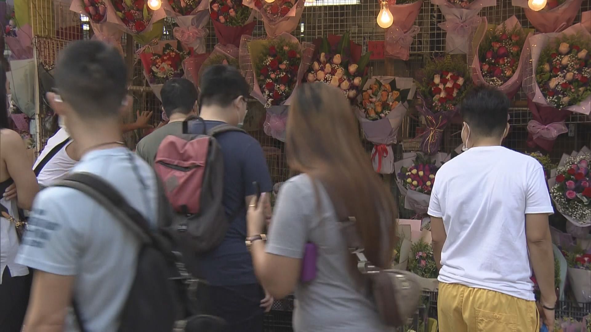 母親節早上不少人到旺角花墟買花
