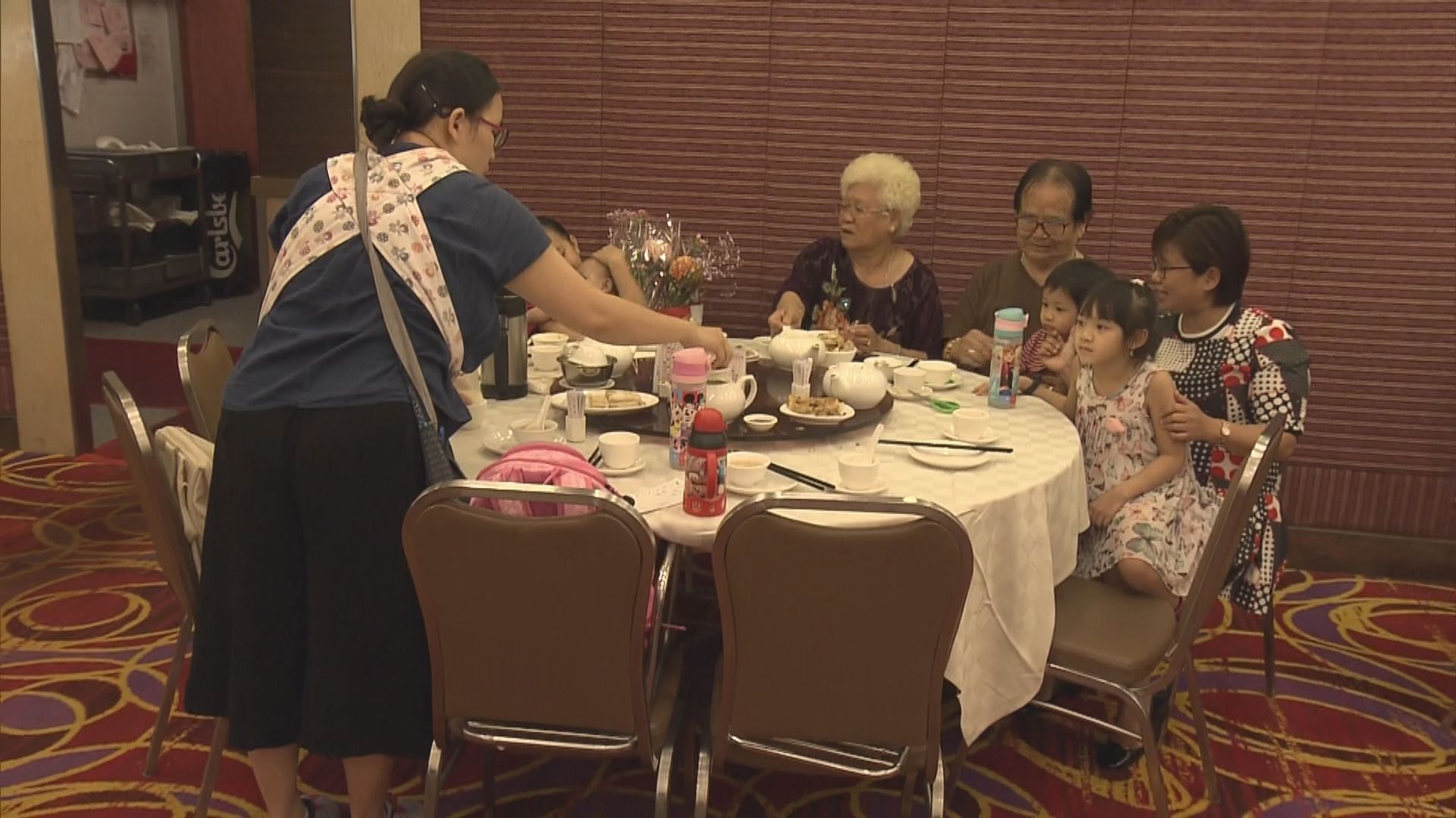 疫情緩和兼食肆限制放寬　有酒樓於母親節一早就客滿