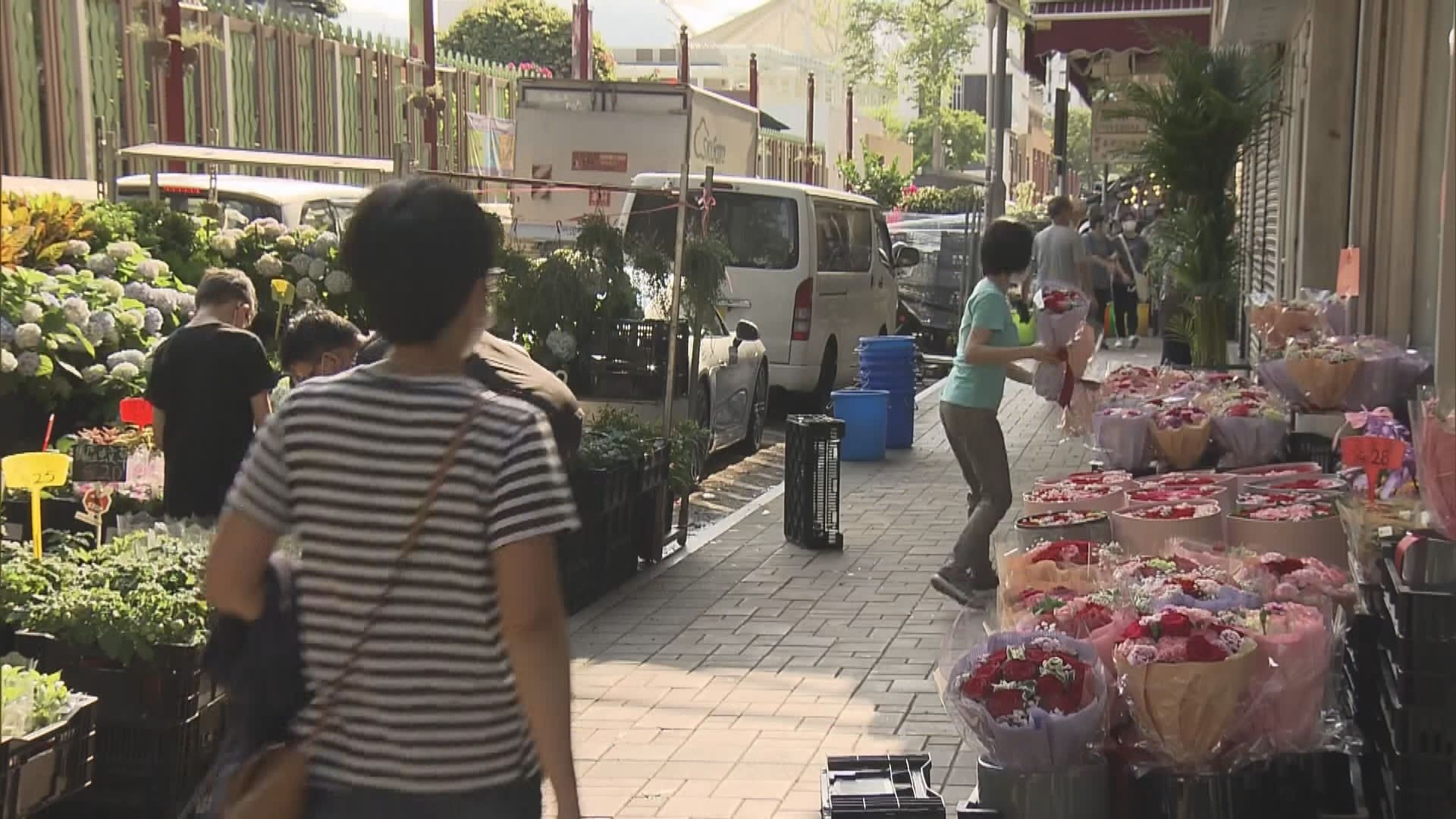 零售商趁母親節宣傳及減價　有市民說應花則花