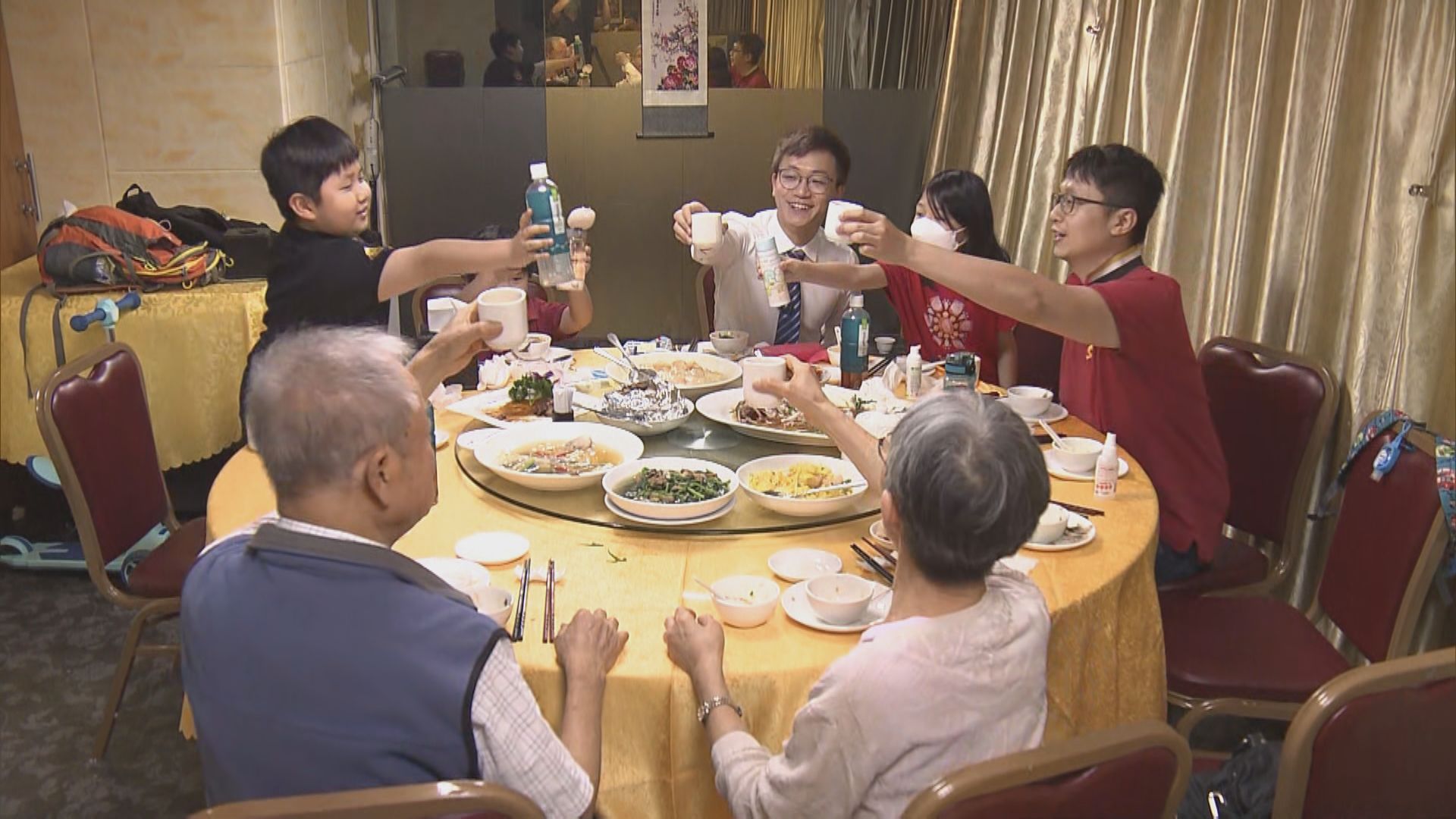 母親節逢酒樓放寬每枱人數　市民指期待已久感興奮