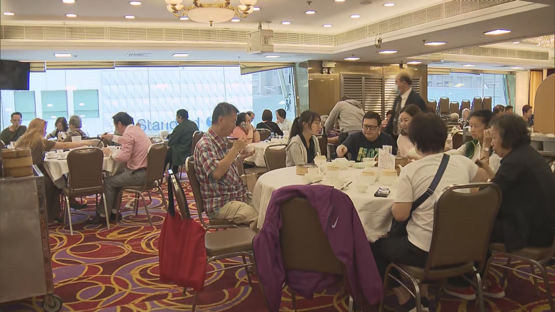 母親節不少人到花墟買花 酒樓負責人稱早午生意額較疫情前多一成