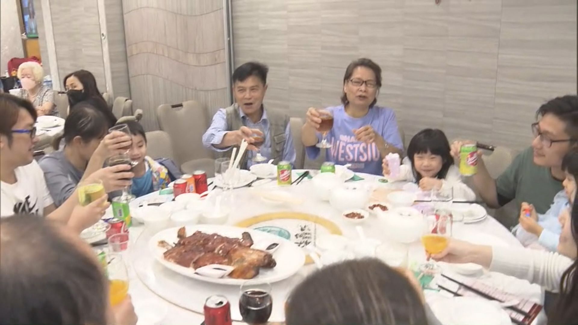 母親節不少人到花墟買花 酒樓負責人稱生意仍未及疫情前水平