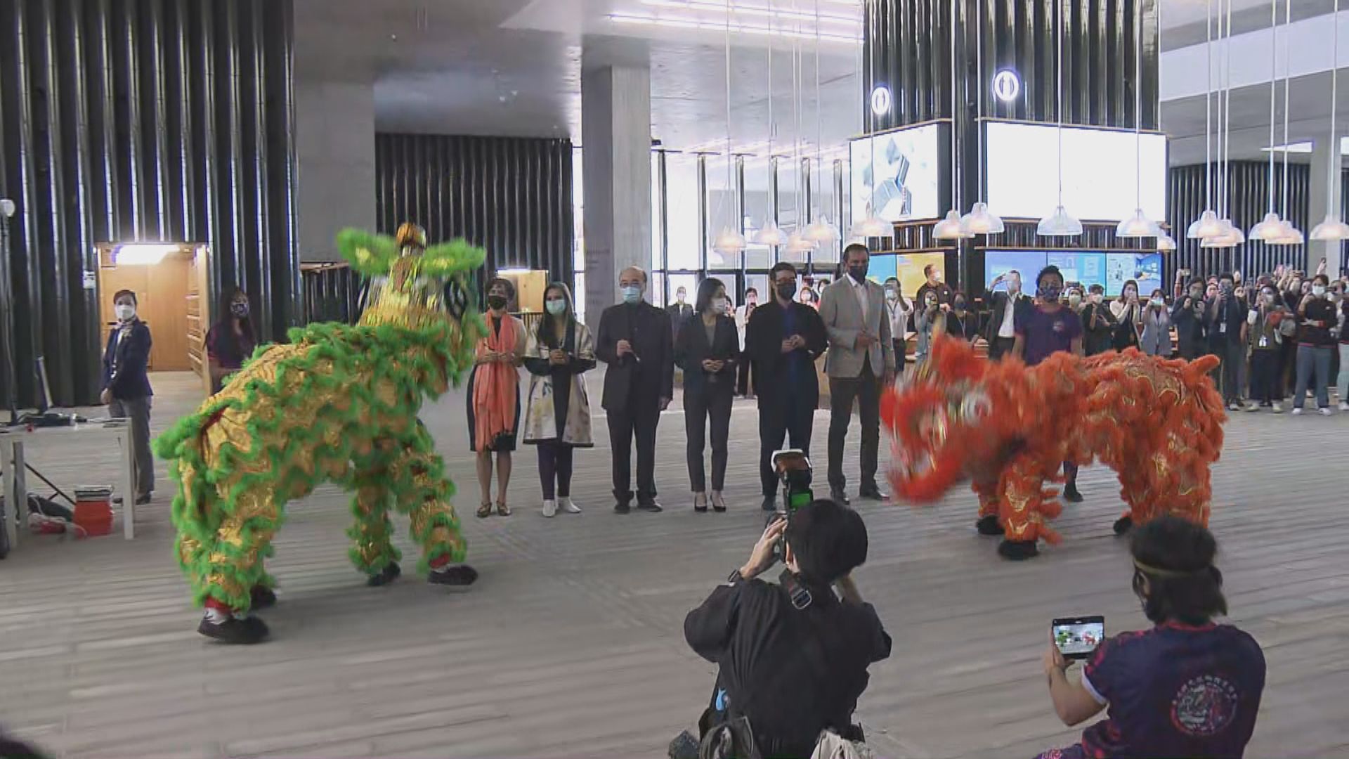 M+博物館正式開放　有參觀者入場支持本地文化