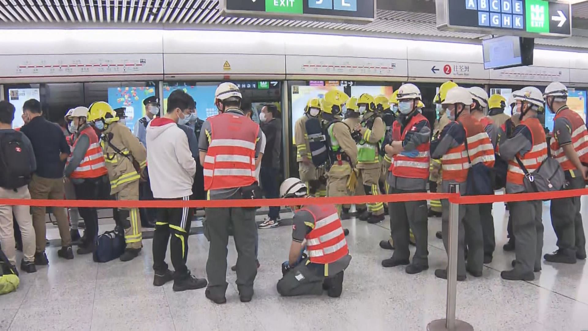 荃灣綫金鐘至中環站管道內出現火花　消防到場戒備