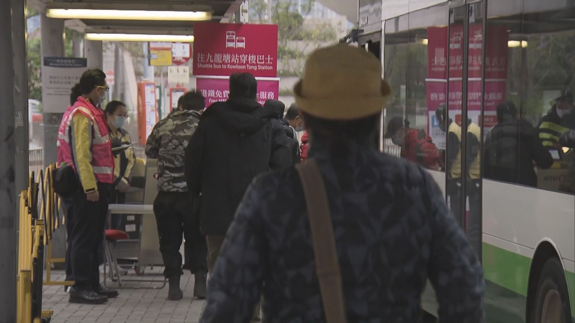 九龍塘站外有職員指示乘客坐接駁巴士往紅磡站