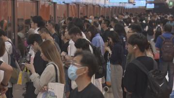 港鐵將軍澳綫因信號問題行車受阻　乘客苦等逾半小時未能上車