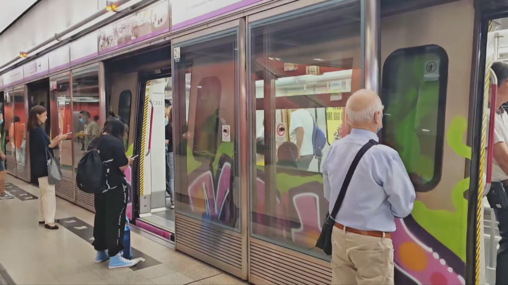 港鐵將軍澳綫有列車被塗鴉