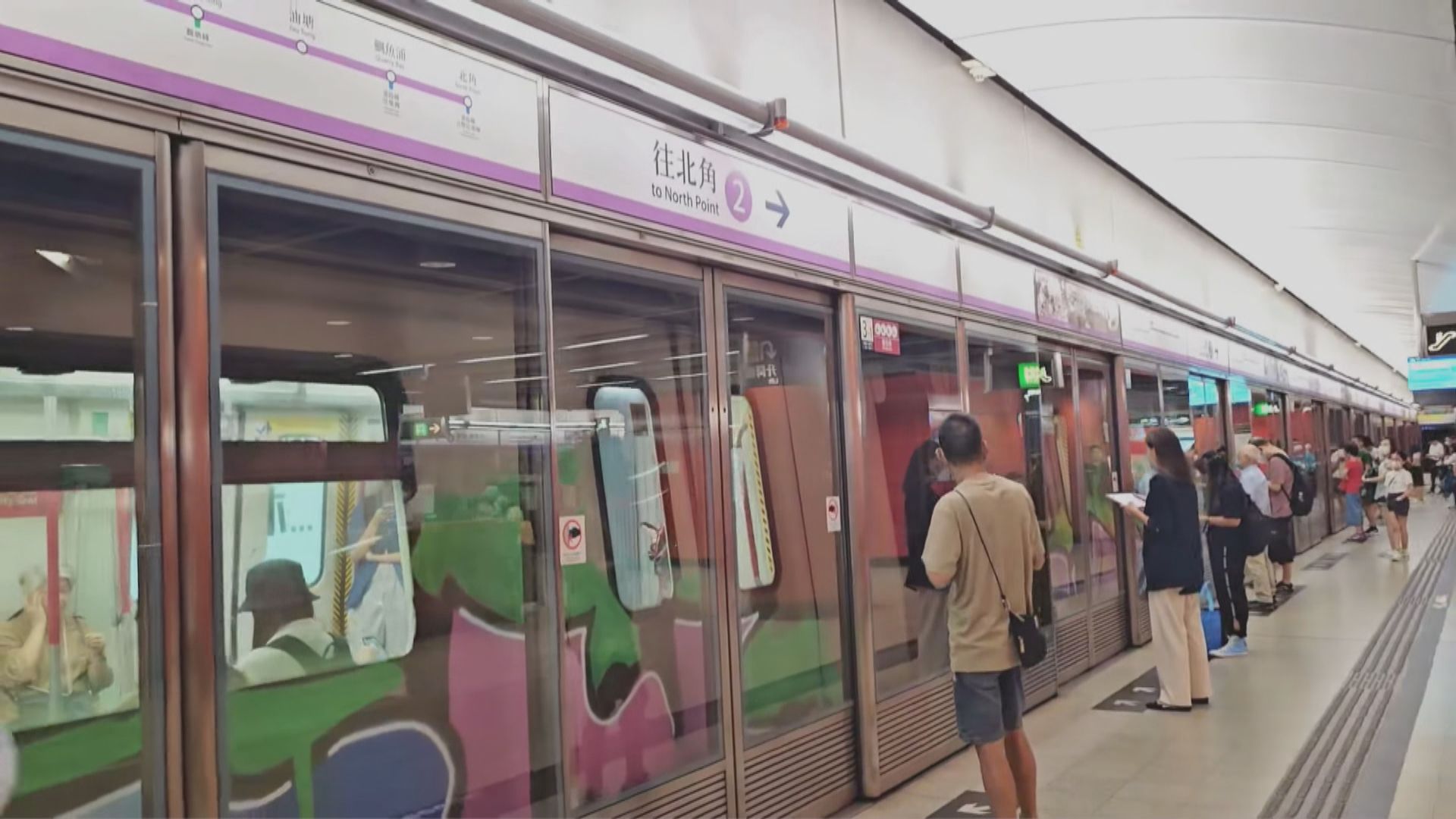 港鐵將軍澳綫有列車被塗鴉 警方列刑事毀壞案處理