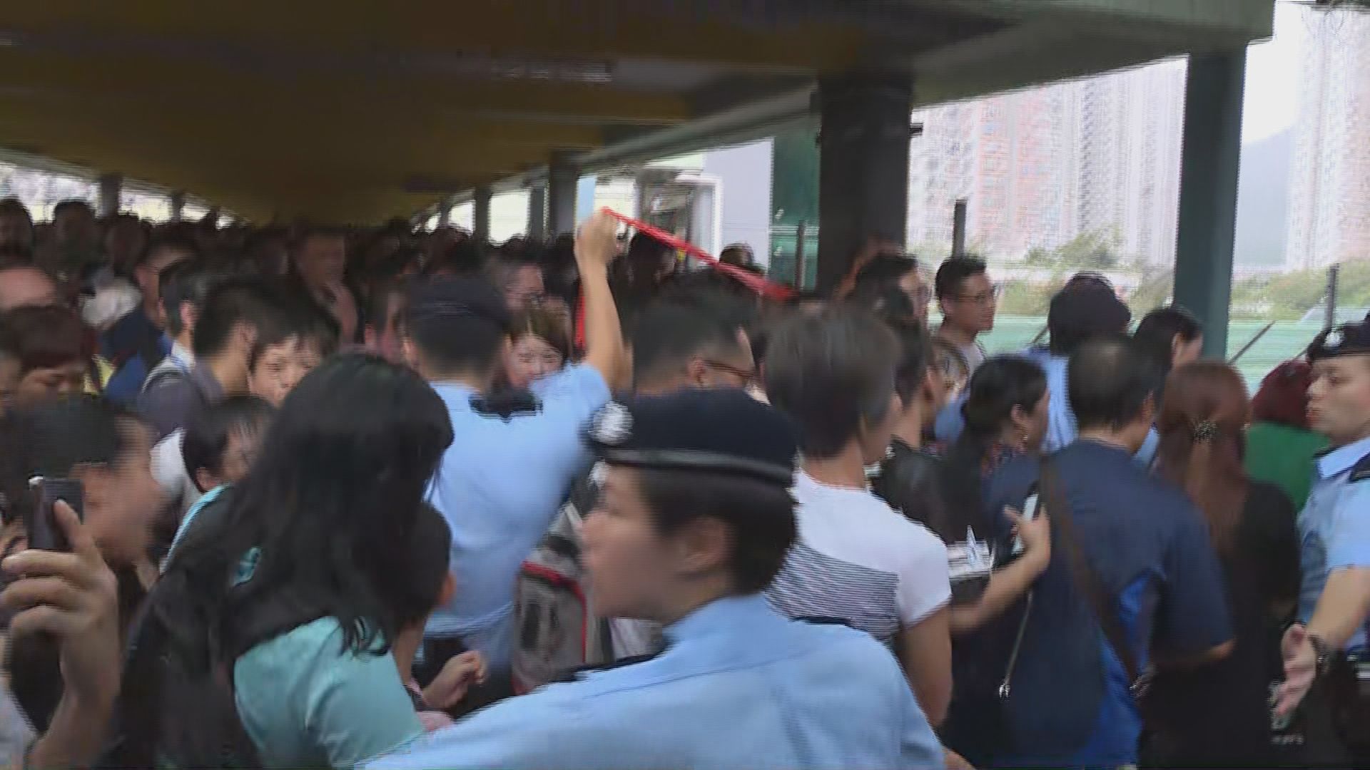 上水粉嶺港鐵接駁巴士大排長龍