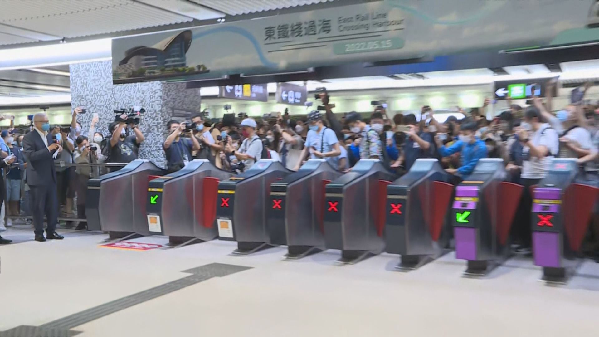 港鐵東鐵綫過海段首班車由會展站開出