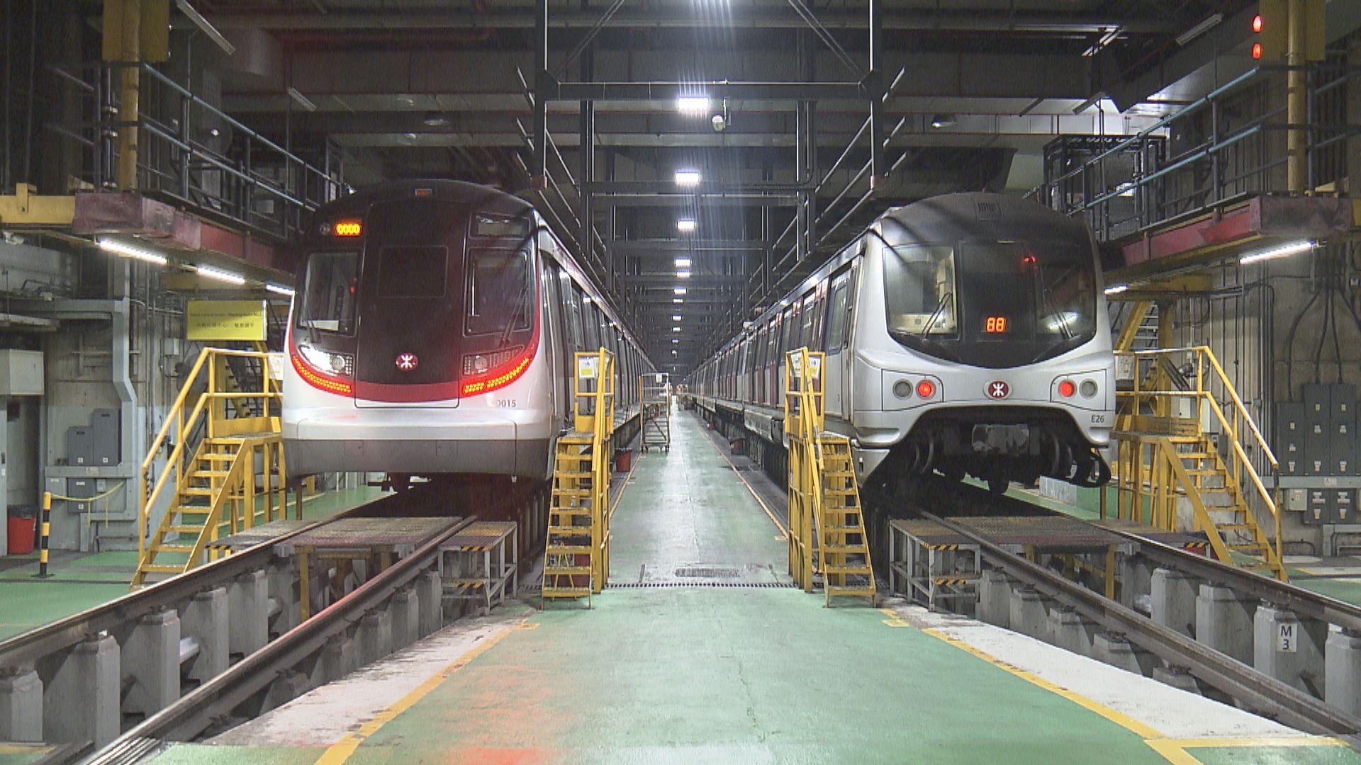 有議員據悉港鐵或每周延長一次維修時間 另有議員稱輸入外勞不可行  