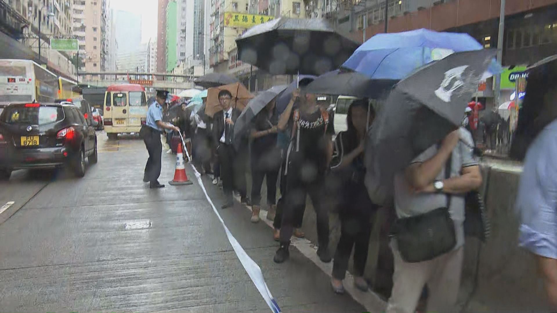 港島綫服務受阻　電車巴士站大排長龍