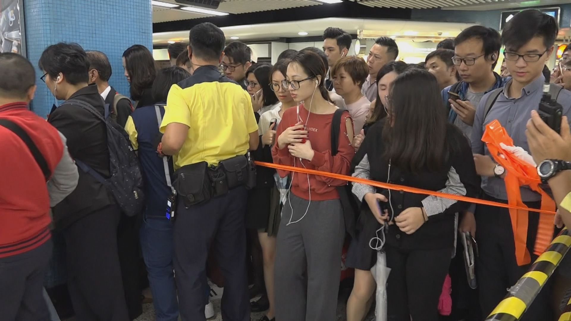 九龍塘站擠滿乘客　要人流管制