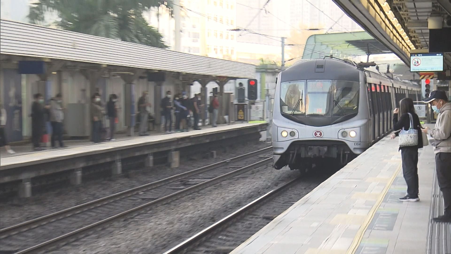 港鐵稱為配合政府提供免費服務　新巴城巴要求乘客拍卡統計人流