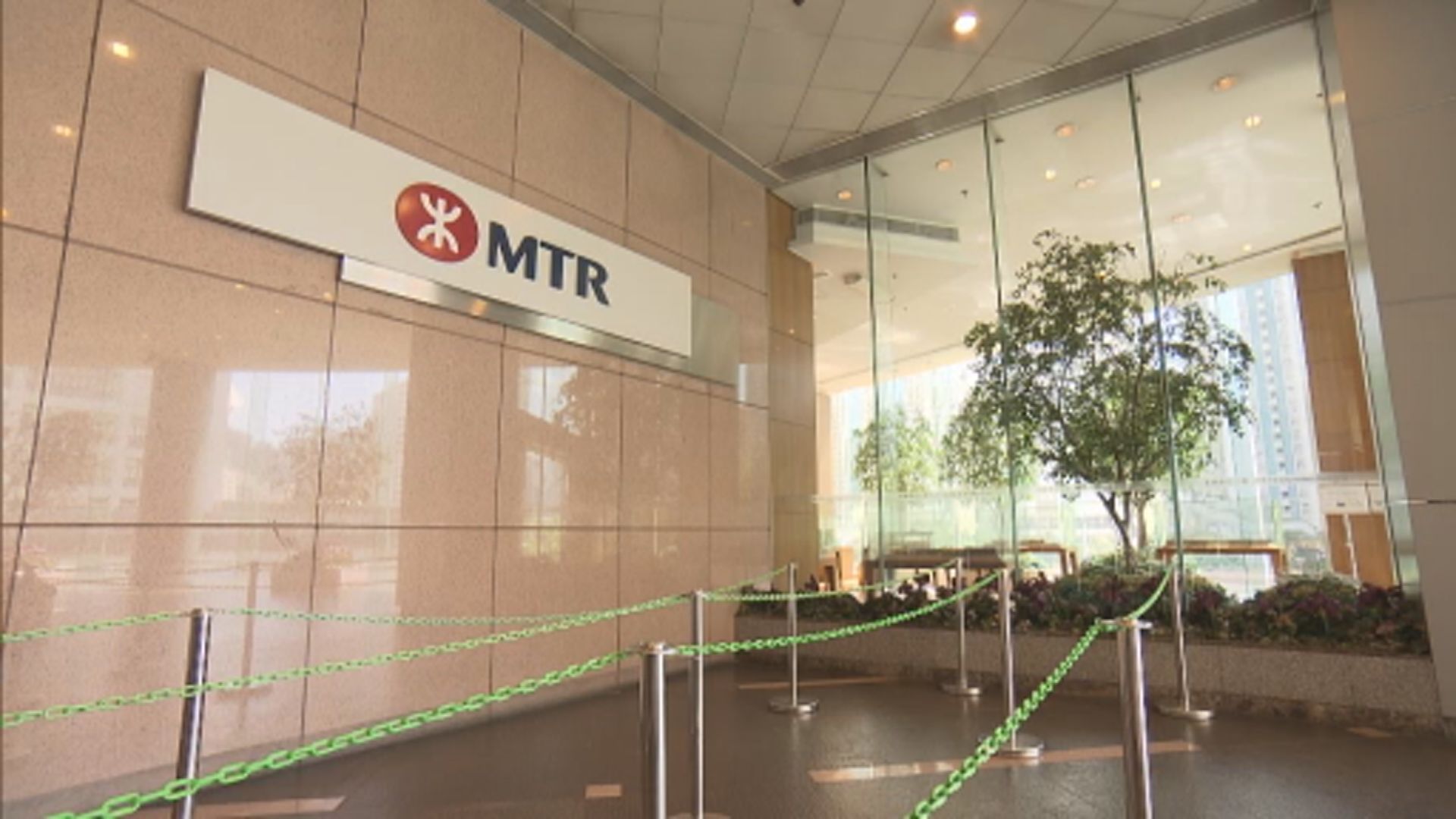 港鐵：幕門未自動打開 有經車廂廣播通知乘客