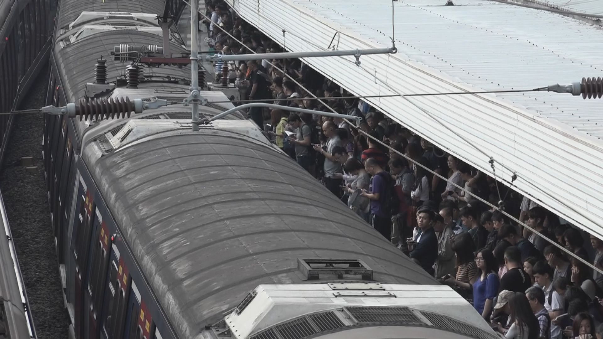 粉嶺站有人墮軌　東鐵綫一度受阻