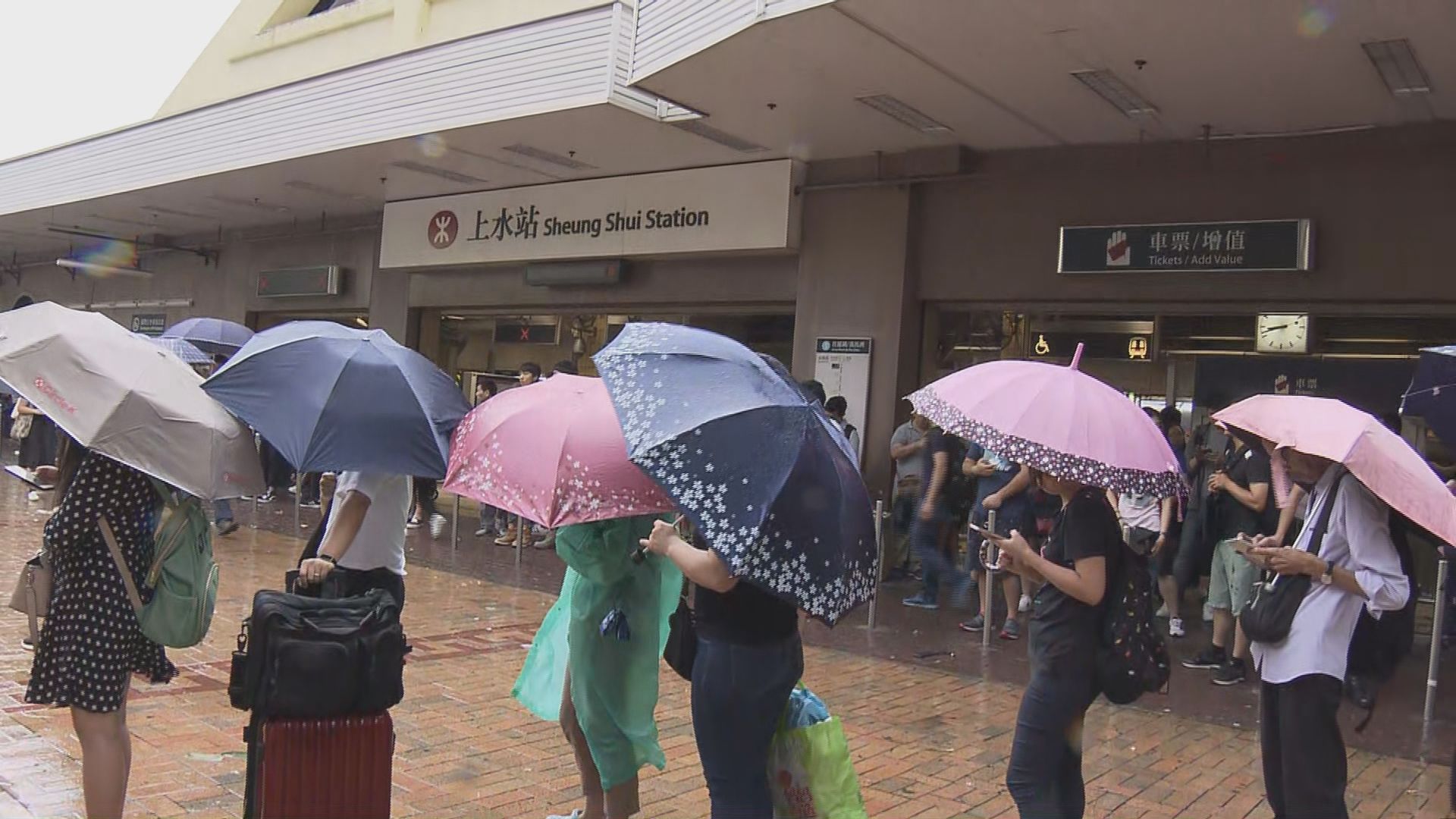 上水站外的士站大排長龍　的士乘機加價