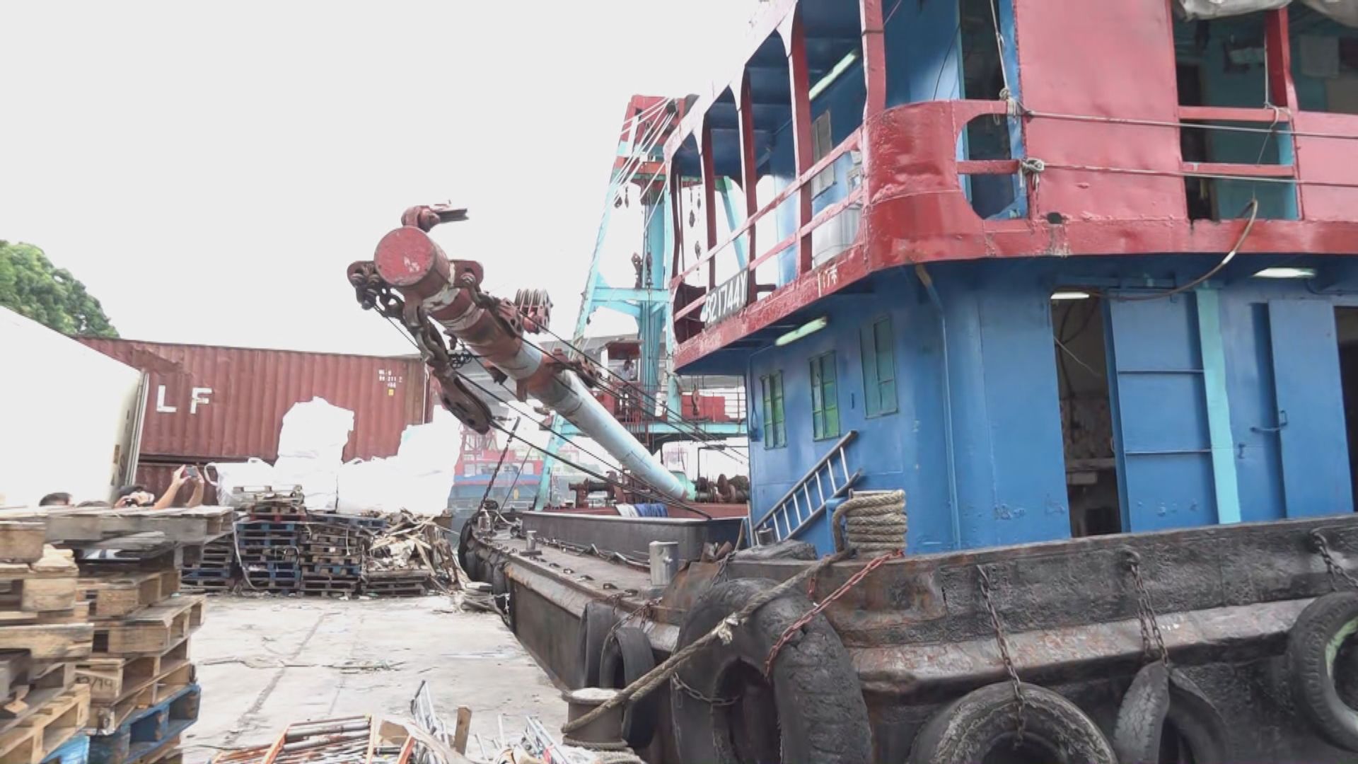 船撞藍巴勒海峽大橋底　機場快綫東涌綫服務一度受阻