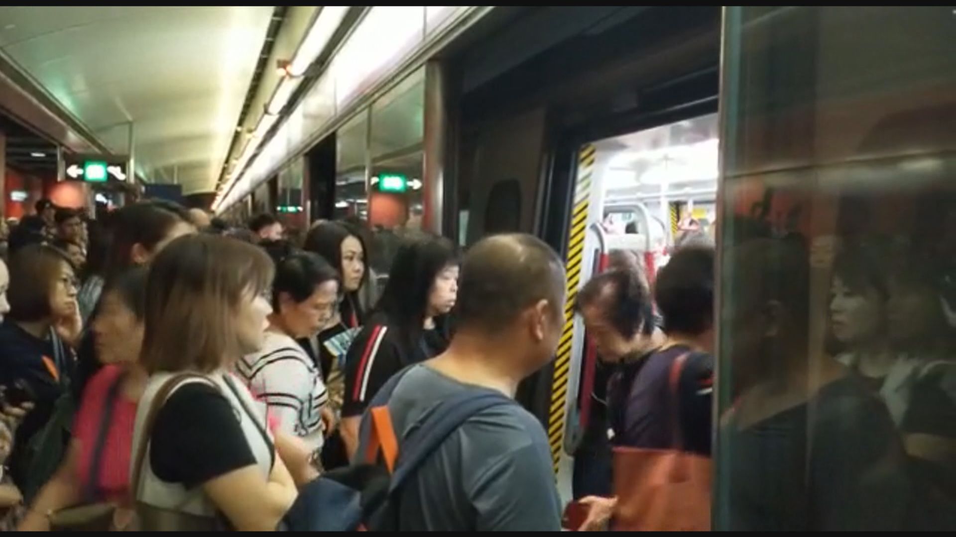 將軍澳綫信號故障　站外巴士站大排長龍