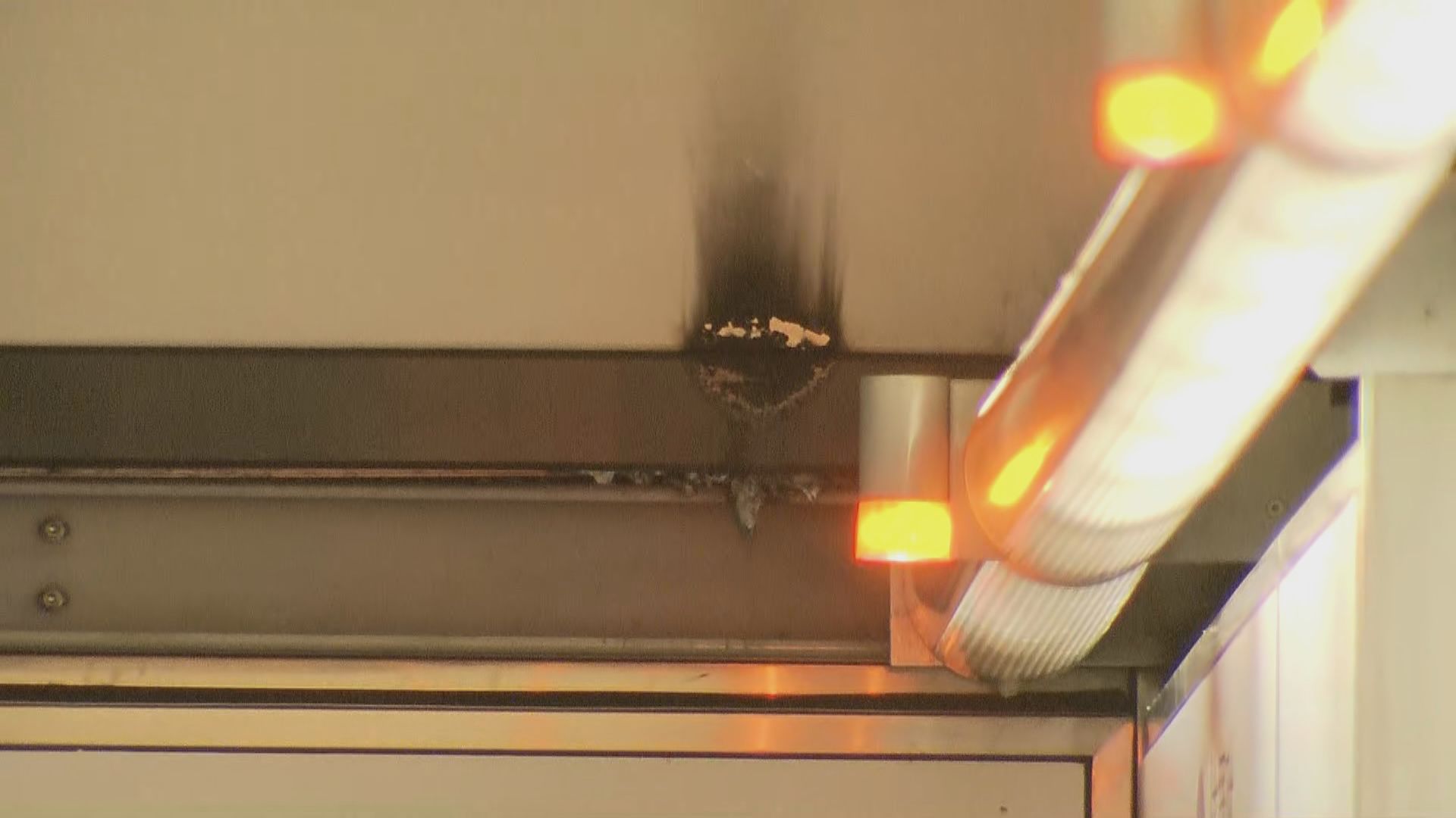 港鐵坑口站月台幕門一度起火　坑口及寶琳站服務暫停