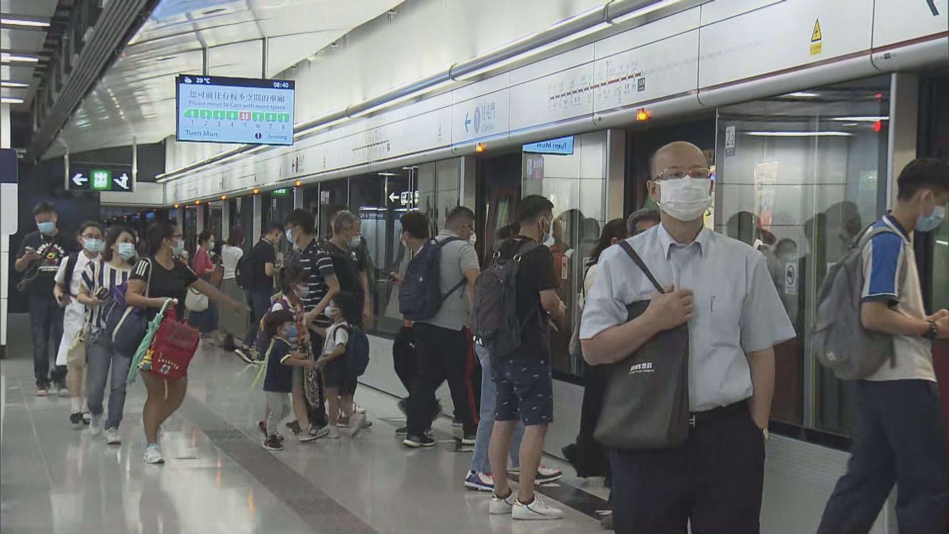 港鐵屯馬綫全綫通車首個上學日　不少學生試乘屯馬綫
