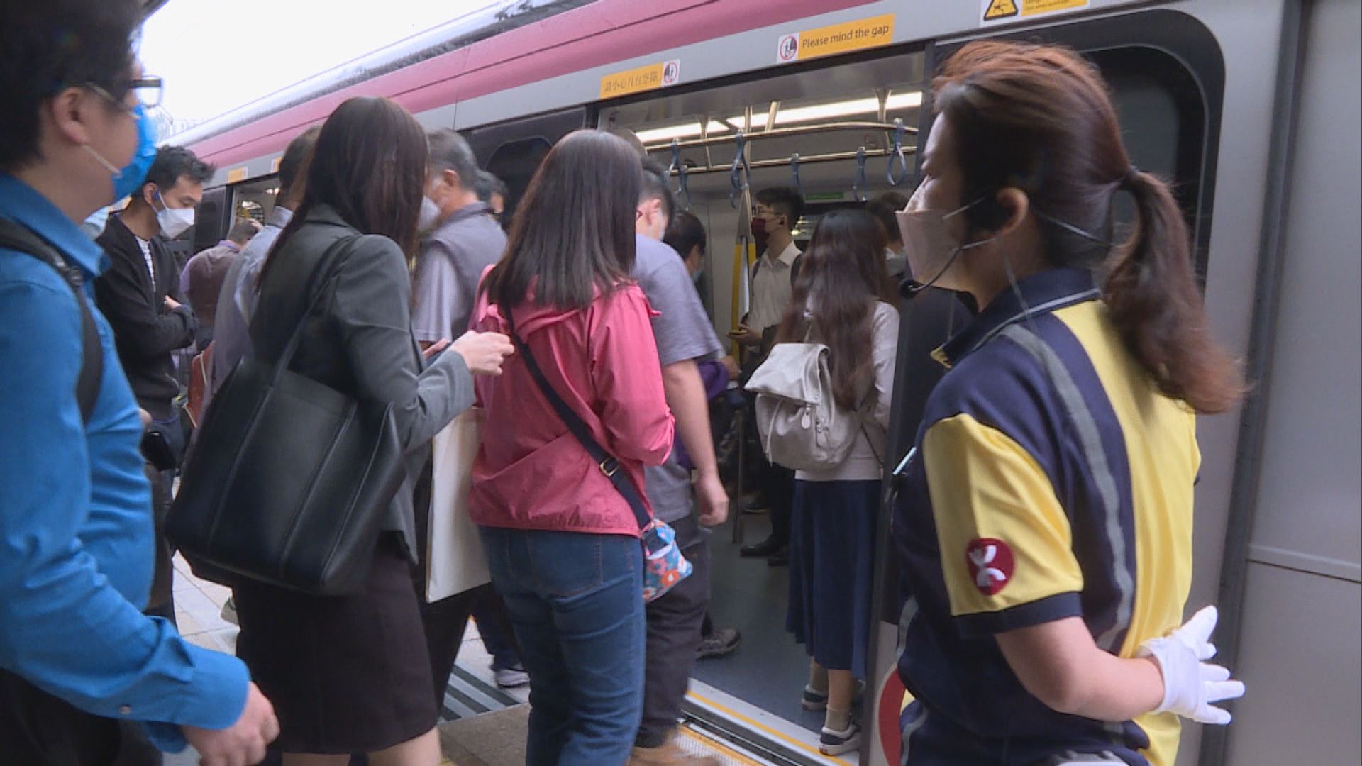 東鐵綫過海段通車後首個上班日　大部分車站可即時上車