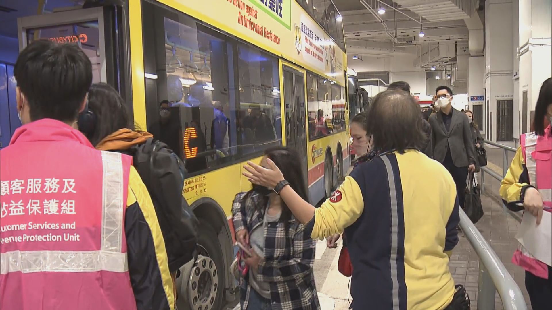 港鐵故障致交通大亂　將軍澳居民怨指示不清晰