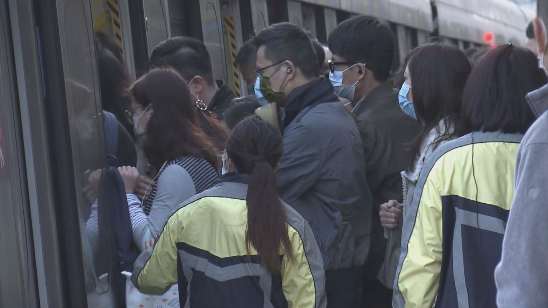 東鐵綫使用九卡列車首個上班日　有乘客批安排混亂