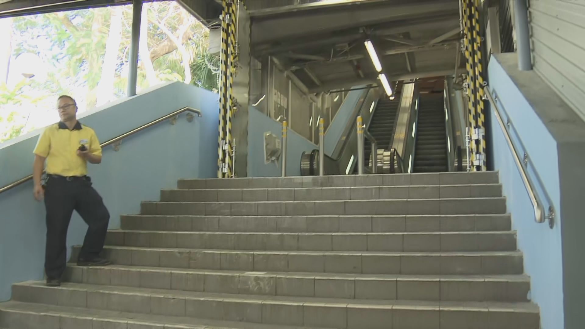 港鐵︰大學站保安明顯加強　多處裝上鋼門