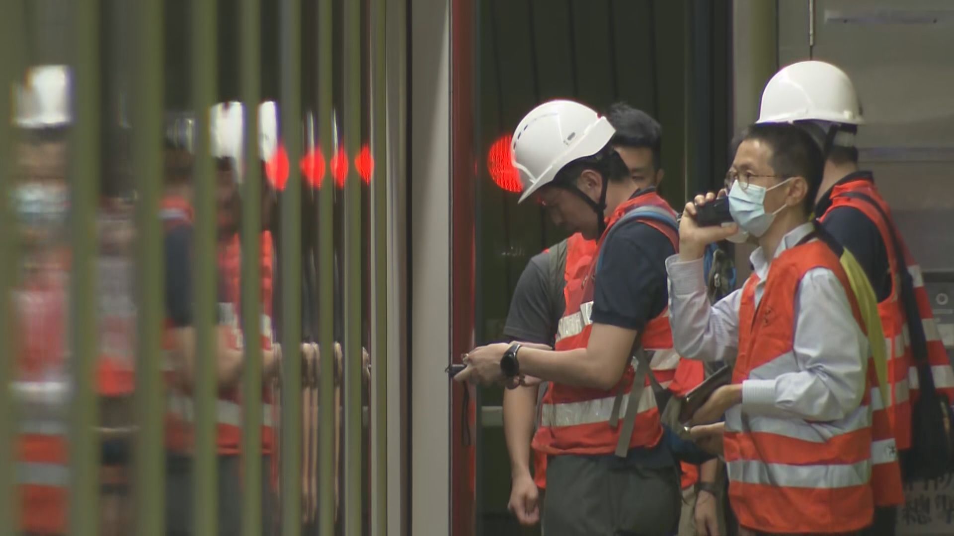 港鐵灣仔站有幕門故障服務一度受阻 約九時陸續回復正常