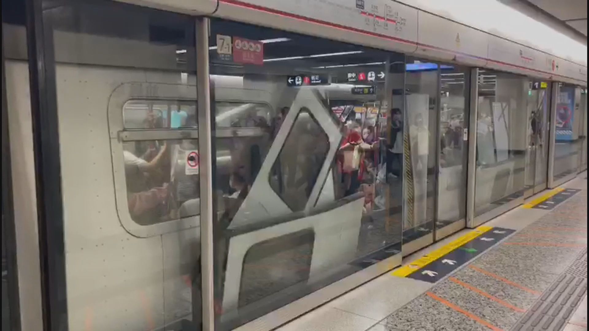 油麻地站列車車門脫落意外至少一傷　目擊者︰沙塵濺起　響如過山車