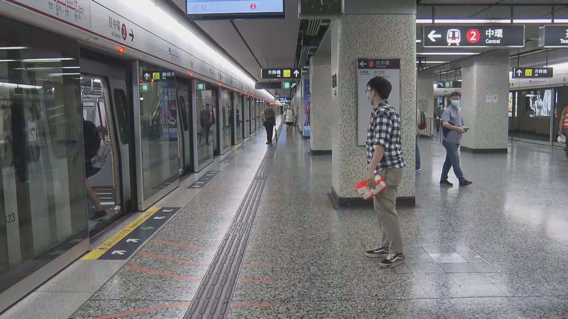 港鐵荃灣綫服務回復正常　乘客指日後盡量不站近車門