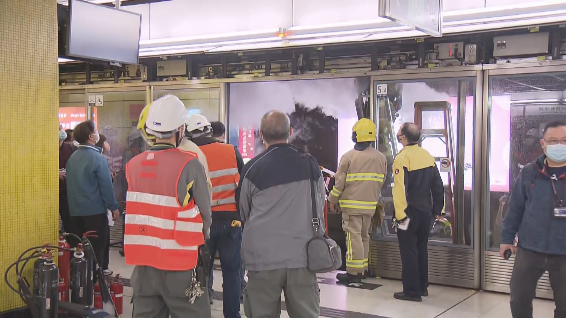 油塘站月台幕門起火　觀塘至調景嶺站列車暫停服務