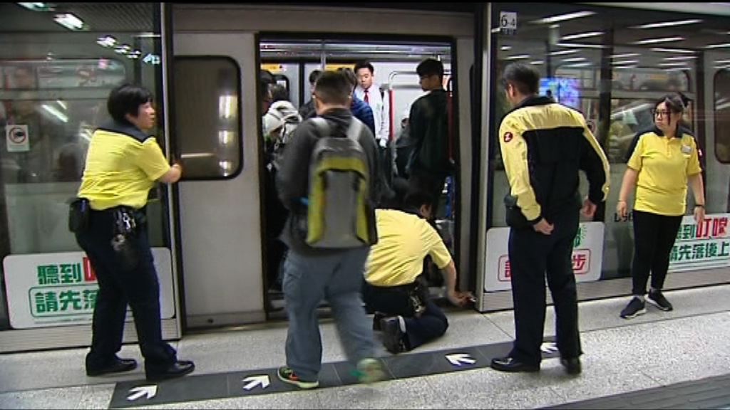 港鐵中環站往柴灣幕門早上故障　服務一度受阻