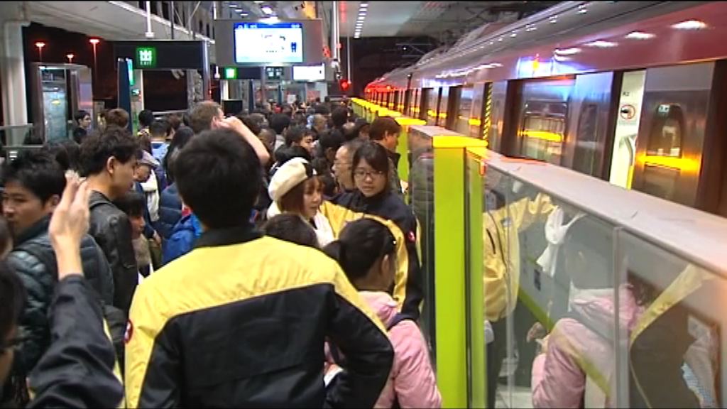 南港島綫通車　有市民特意改乘地鐵