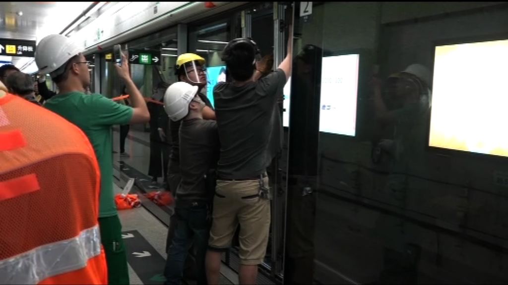 何文田站玻璃幕門爆裂影響列車　無人傷