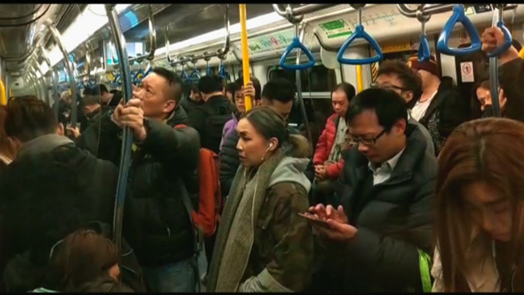 東鐵綫信號故障　乘客等候接駁巴士期間現混亂