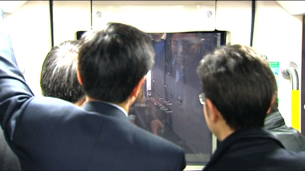 南港島綫通車　居民及鐵路迷感興奮