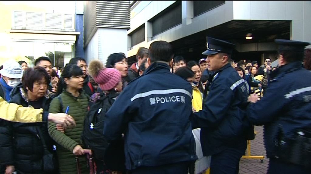 東鐵綫全綫癱瘓兩小時場面混亂