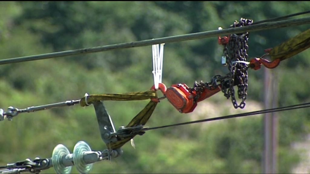 港鐵工程人員搶修架空電纜