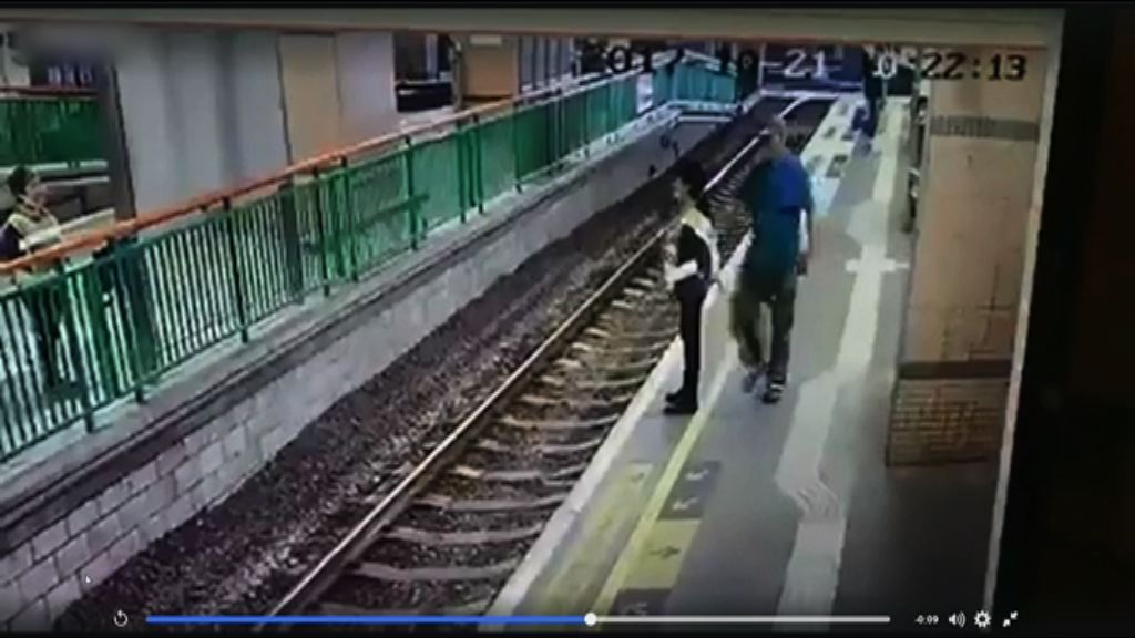 港鐵表示關注女工被推落路軌事件
