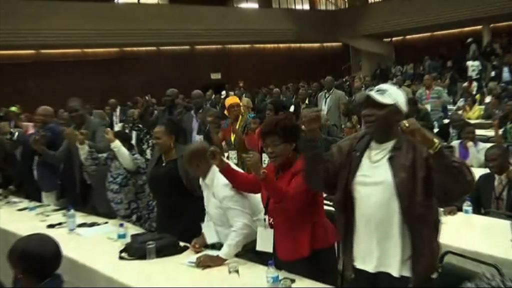 津巴布韋執政黨解除穆加貝職位　前副總統接任黨主席