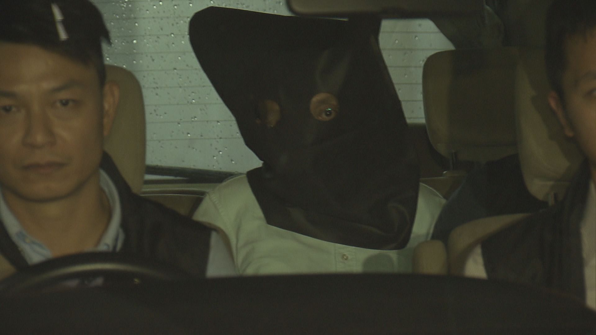 張祺忠被帶到港大宿舍搜證　警檢多袋證物