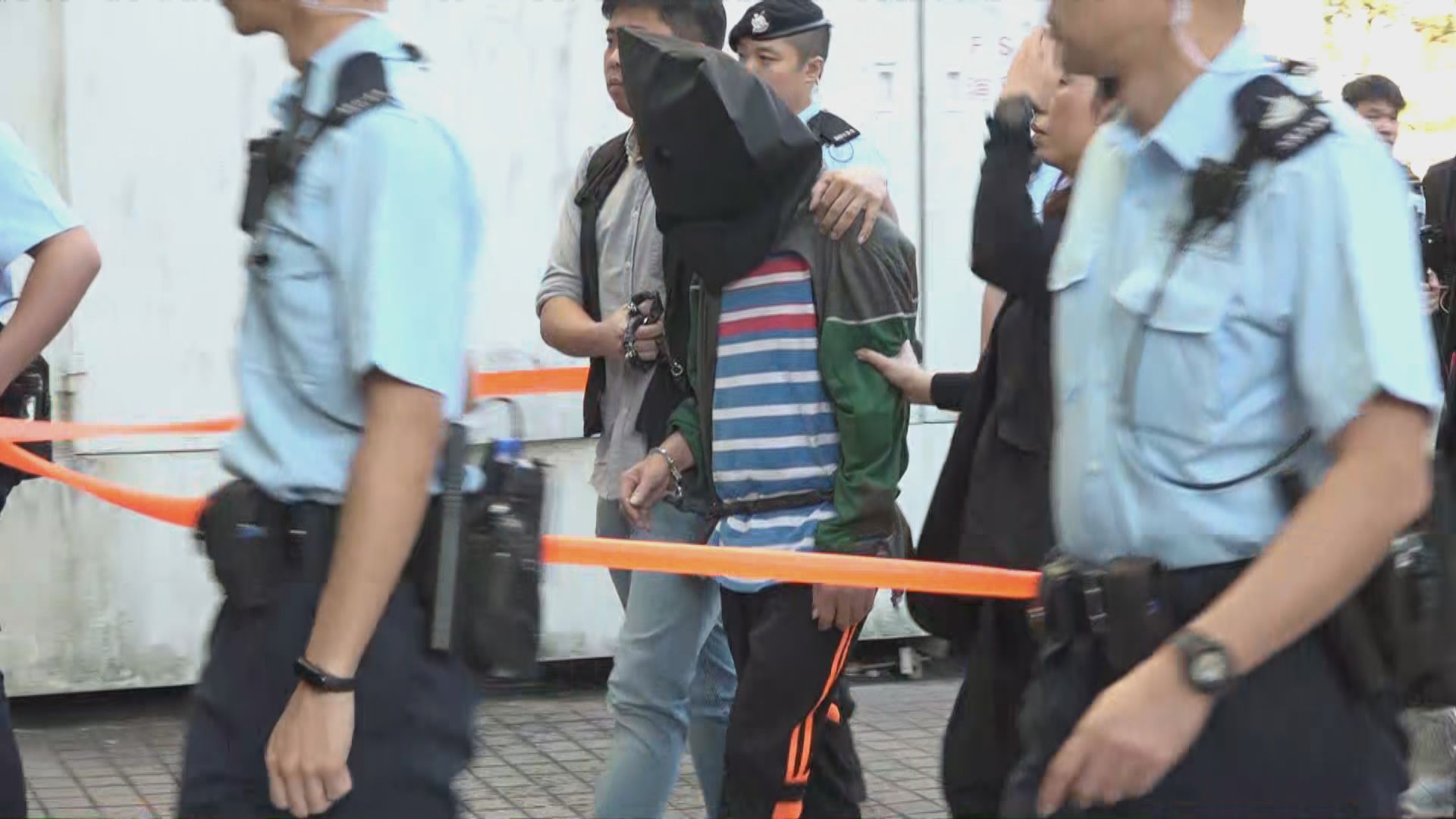 南山邨謀殺案警方押解疑犯重組案情