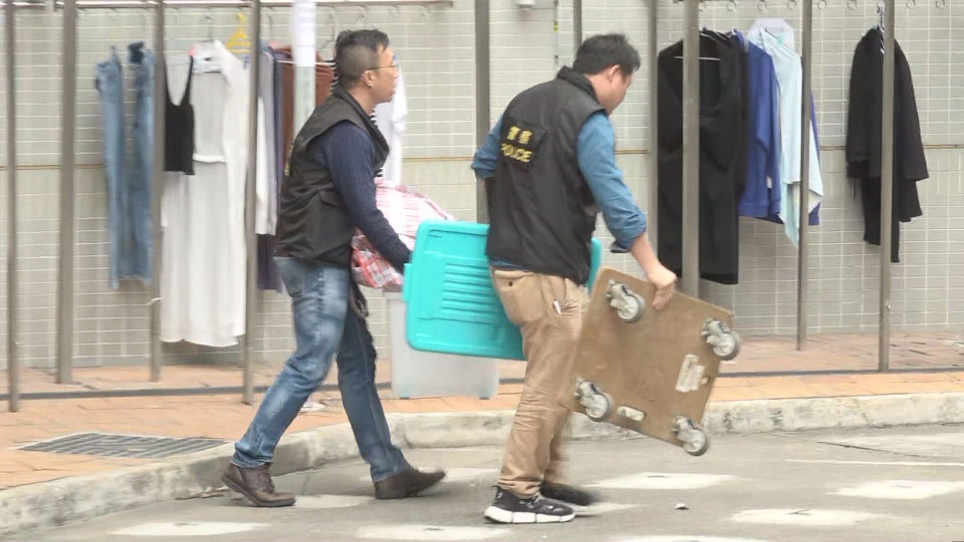 華富邨謀殺案　警方在單位檢走證物