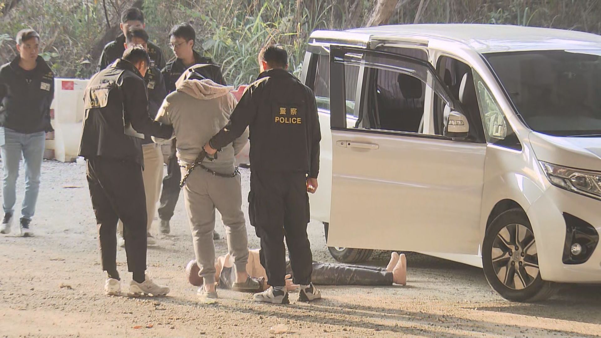 亦園路謀殺案｜警再拘2人　疑犯到場重組案情