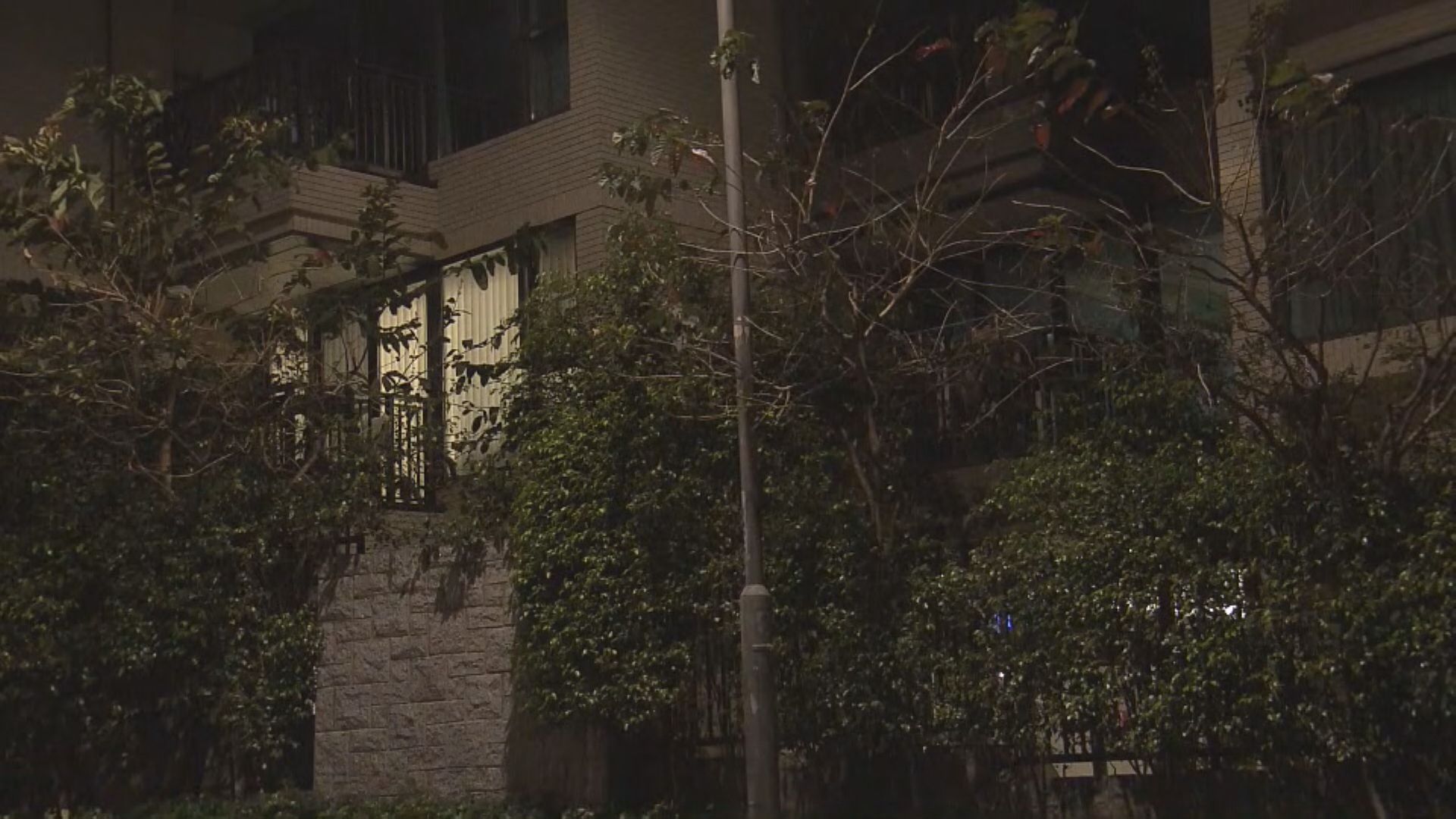 重案組探員到疑兇何文田住所搜證